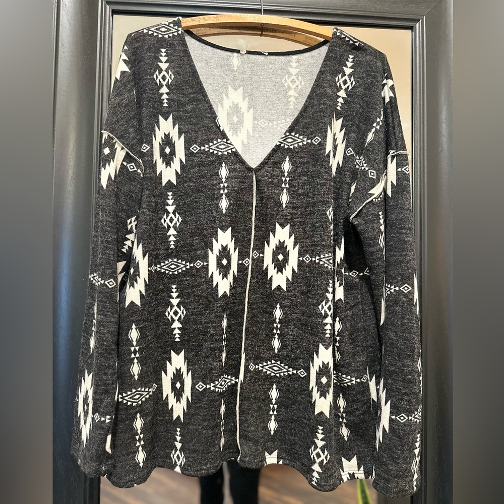 Chic Black and White Patterned V-Neck Sweater